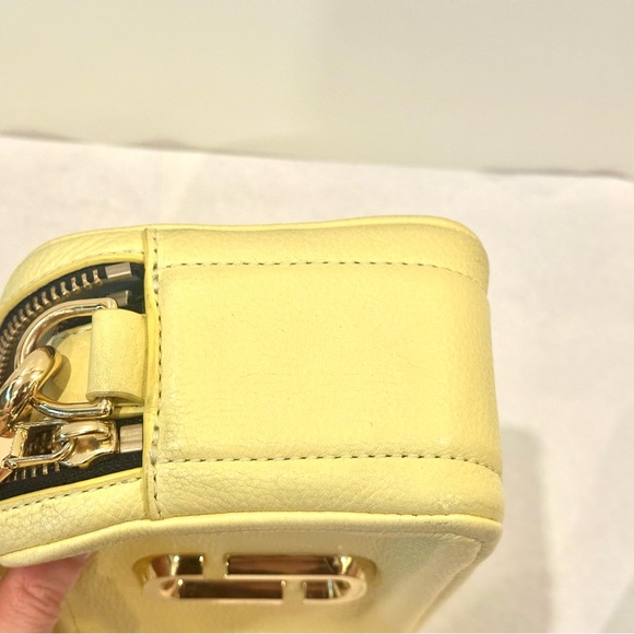 AUTHENTIC Marc Jacobs The Softshot Crossbody in Meringue Natural Grain Leather - Picture 11 of 11